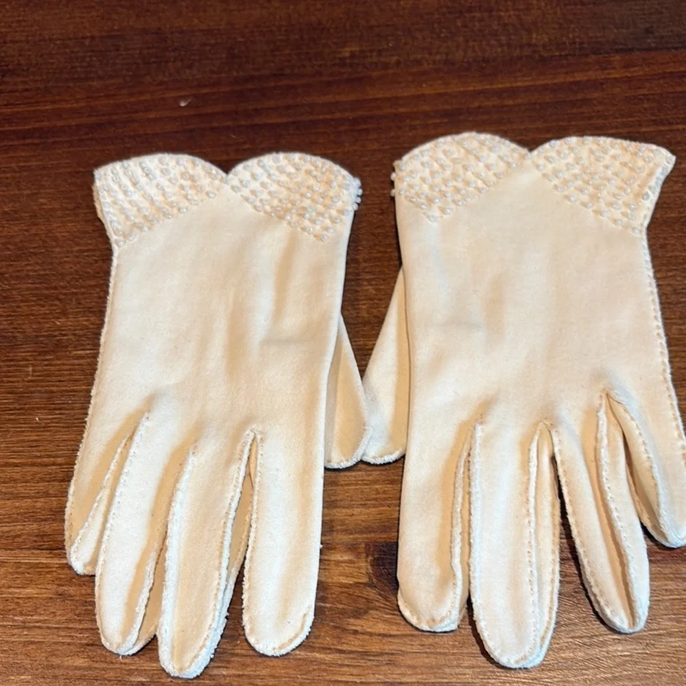 Elegant 50s vintage Cream Gloves Beaded Detail